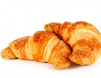 Croissant su sfondo bianco